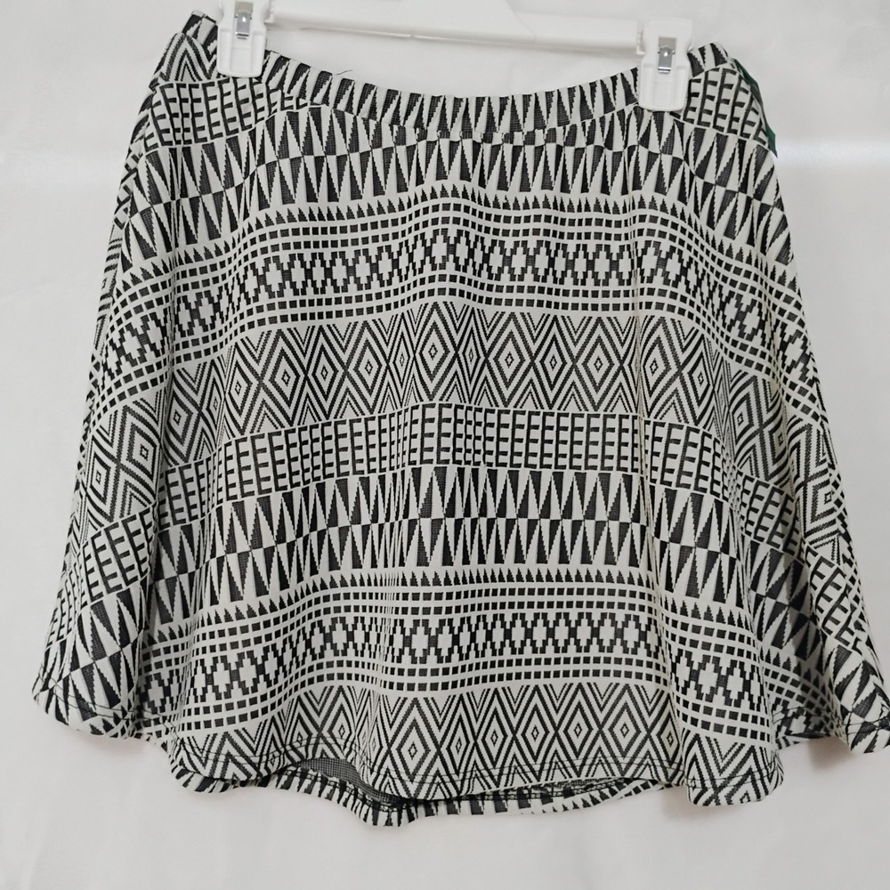 Maurices Sz Small Black White Geometric Tribal Knit Mini Skirt Elastic Waist K
